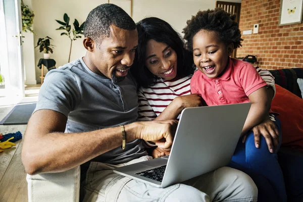 Familia Africana Usando Portátil Sala Estar —  Fotos de Stock