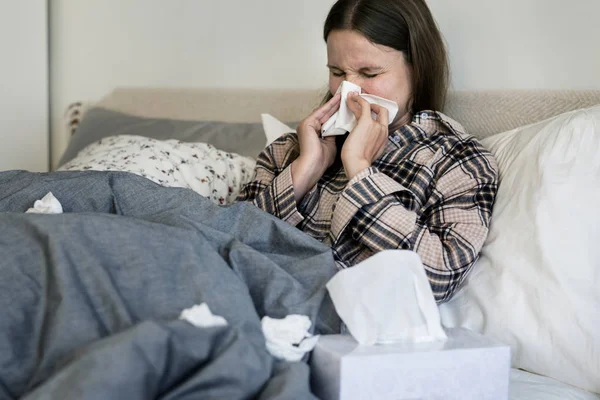 Mujer Enferma Estornudando Cama — Foto de Stock