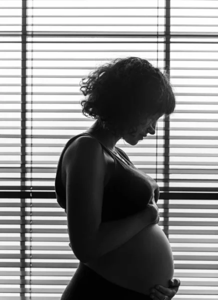 Беременная Женщина Стоит Окна — стоковое фото