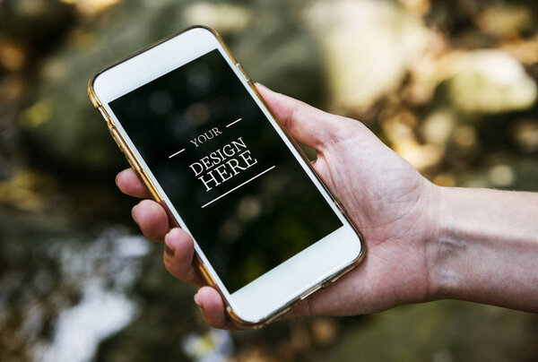 Макет мобильного телефона в руке
