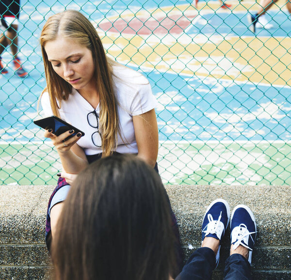 Friends Park Using Smartphones — Stock Photo, Image