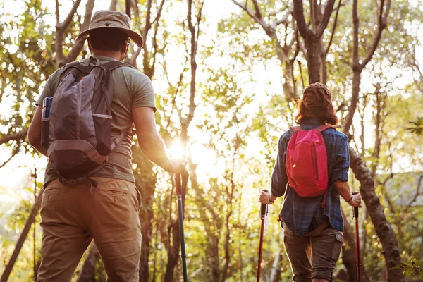 Echtpaar Met Wandelen Jungle Samen Rugzakken — Stockfoto