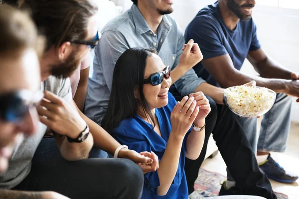 Grupo Amigos Diversos Viendo Películas Juntos — Foto de Stock