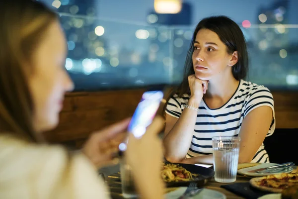 Mladá Žena Obtěžováni Přáteli Pomocí Smartphone Smartphone Závislost Koncept Sociální — Stock fotografie