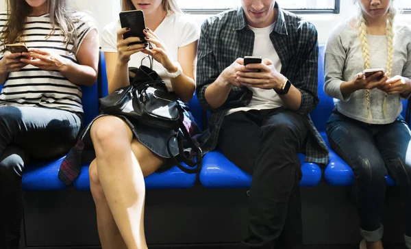 Grupo Amigos Adultos Jóvenes Que Usan Teléfonos Inteligentes Metro — Foto de Stock