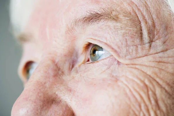 白人高齢者女性の目の側ポートレート クローズ アップ — ストック写真