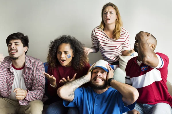 Amigos Vitoreando Copa Del Mundo Con Bandera Pintada —  Fotos de Stock