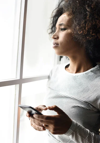 Mulher Séria Usando Smartphone — Fotografia de Stock