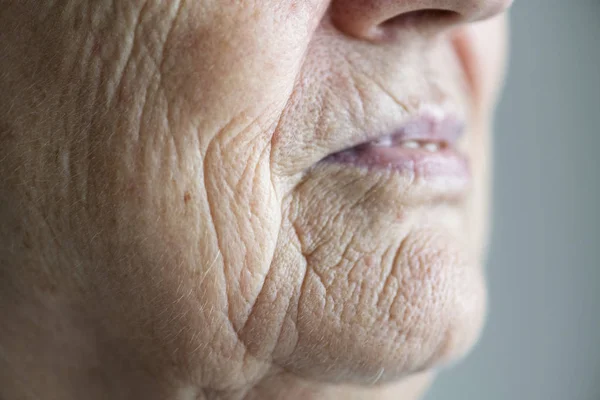 Yan Portre Yakın Çekim Yaşlı Kadının Ağzına — Stok fotoğraf