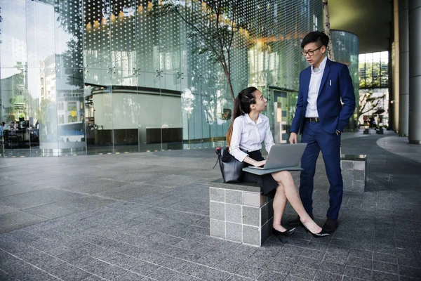 Mujer Negocios Asiática Con Portátil Discutiendo Con Hombre Negocios — Foto de Stock