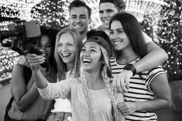 Grupo Amigos Adultos Jóvenes Tomando Selfie Grupo Con Palo Selfie —  Fotos de Stock