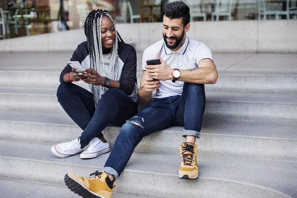 Pessoas Sentadas Usando Smartphone Juntas — Fotografia de Stock