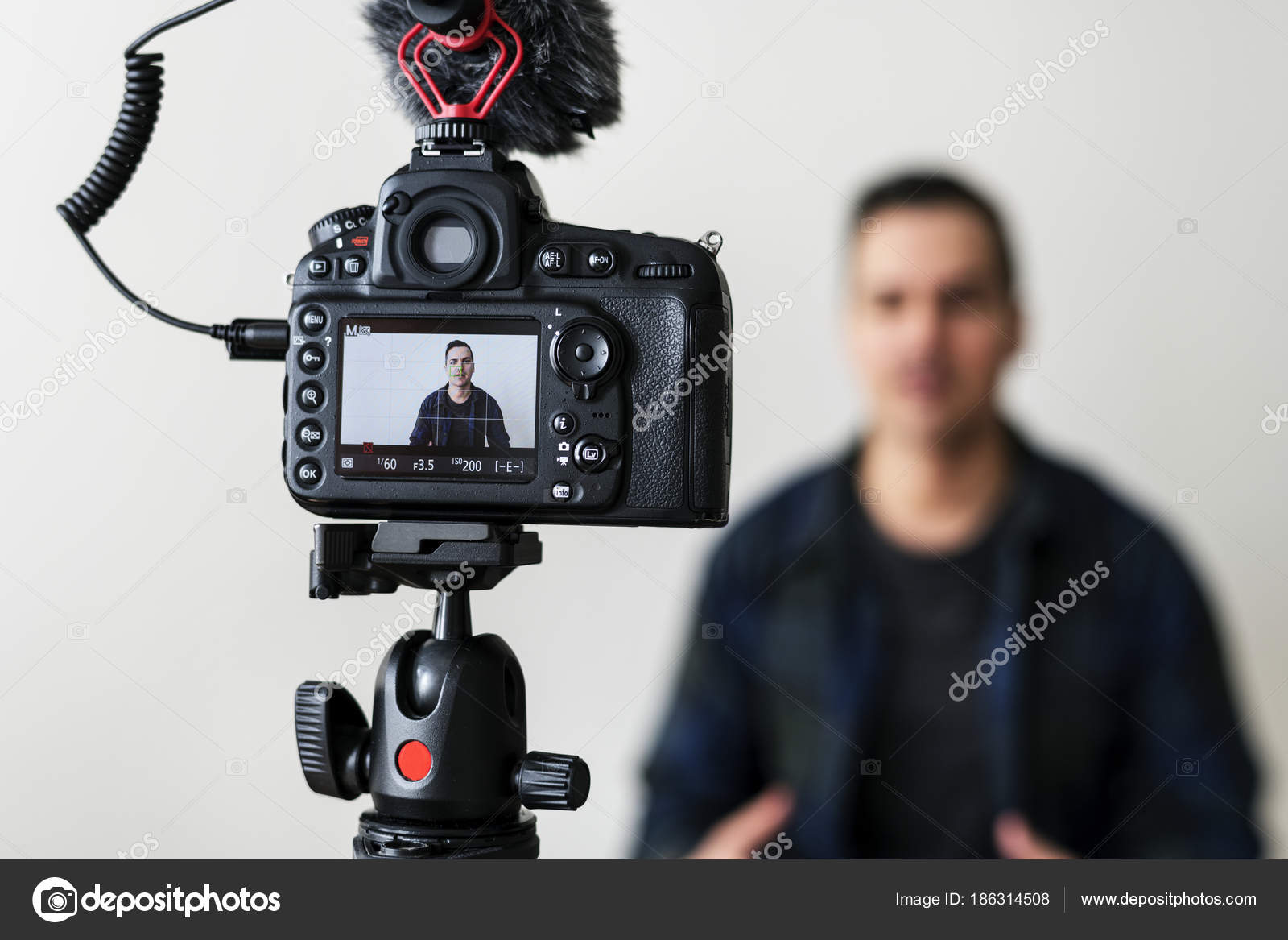 Человек предед камерой. Камера для съемки. Профессиональная видеосъемка. Человек предед камерой. Видеокамера для съемки.