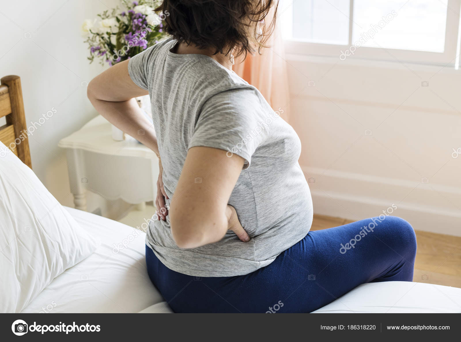 Schwangere Frau Mit Rückenschmerzen Auf Bett — Stockfoto © Rawpixel ... Schwangere Frau Mit Rückenschmerzen Auf Bett — Stockfoto © Rawpixel ...
