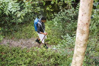 Adam ormanda yürüyüş