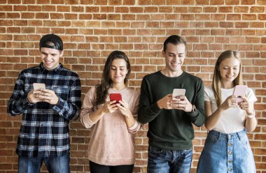 Mutlu arkadaş akıllı telefonlar sosyal medya kavramı kullanma