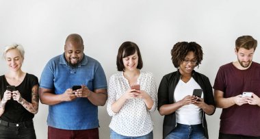 bir grup insan cep telefonunu kullanarak