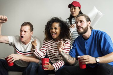 Arkadaşlar boyalı bayrağı ile Dünya Kupası tezahürat