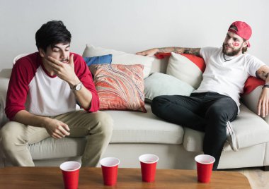 Arkadaşlar boyalı bayrağı ile Dünya Kupası tezahürat