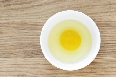 bir kase içinde çiğ yumurta