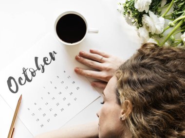 Takvimde yatan kadın 