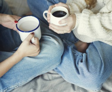 Kışın sıcak içecekler ile kadınlar Çift