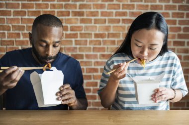 Çift birlikte Çin yemeği yeme