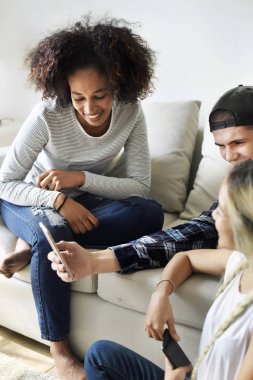 Gülümseyen arkadaşlar Smartphone birlikte evde kullanma
