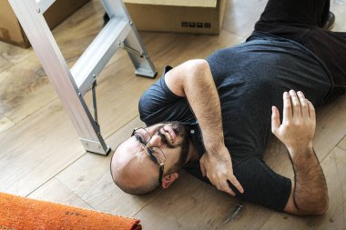 Evde yaralı bir adam 