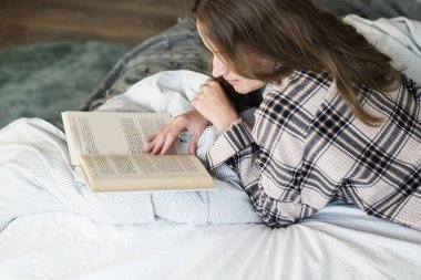 Kafkas kadın yatakta kitap okumak