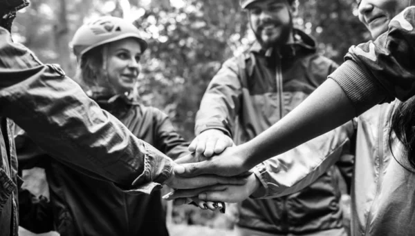 Lidé Drží Ruce Společně Outdoor Teambuilding Koncepce — Stock fotografie