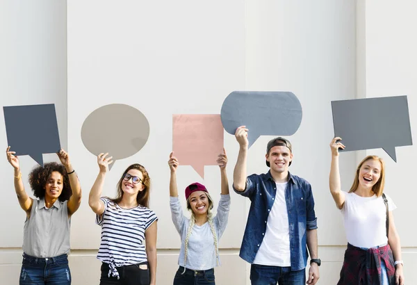 Jovens Amigos Adultos Segurando Copyspace Cartaz Pensamento Bolhas — Fotografia de Stock