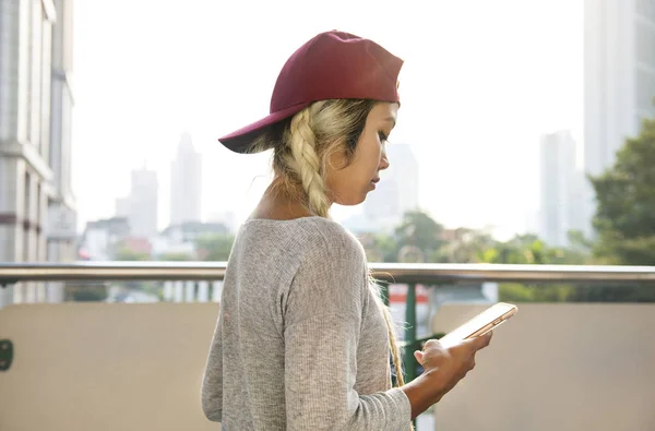 Νεαρή Γυναίκα Χρησιμοποιώντας Ένα Smartphone Στο Αστικό Τοπίο — Φωτογραφία Αρχείου