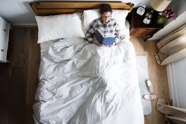 Mujer Caucásica Cama Leyendo Libro —  Fotos de Stock