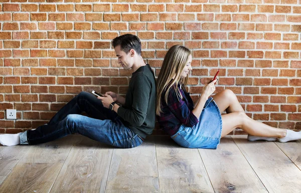 Jovem Casal Viciado Smartphones Mídias Sociais — Fotografia de Stock