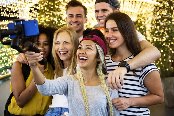 Grupo Amigos Adultos Jóvenes Tomando Selfie Grupo Con Palo Selfie —  Fotos de Stock