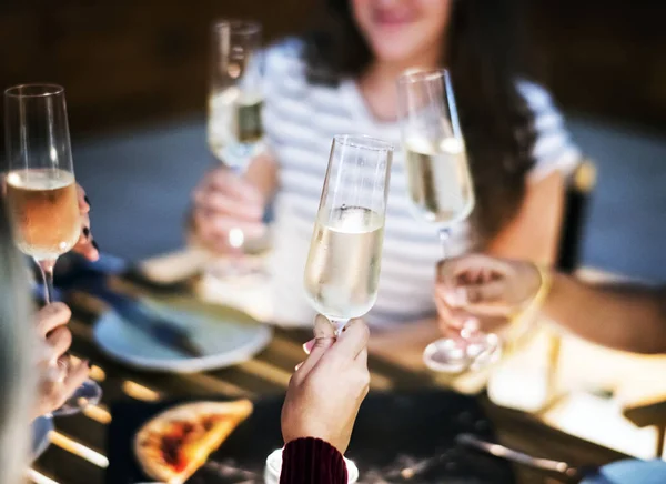 Kız Arkadaşlar Bir Çatı Katındaki Barda Birlikte Yemekte Kızartma — Stok fotoğraf