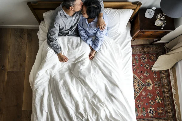 Bonito Casal Interracial Cama Beijando — Fotografia de Stock