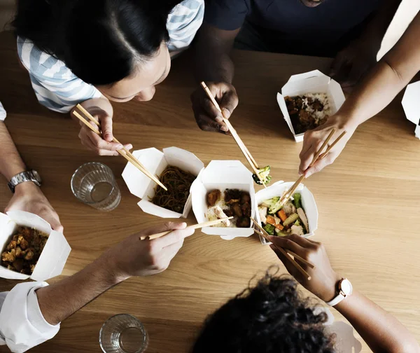Amigos Comendo Chow Mein Juntos — Fotografia de Stock
