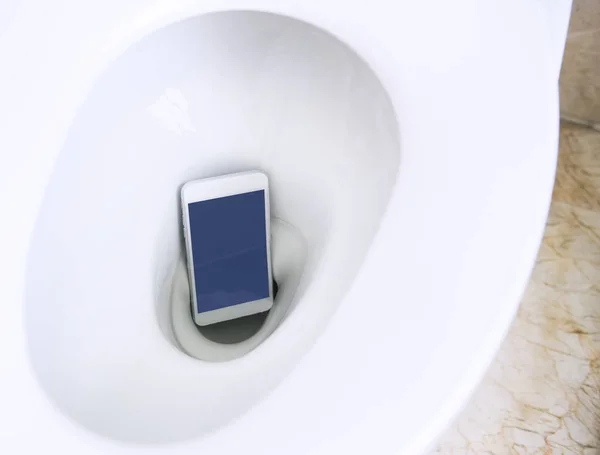 Smartphone Fiel Die Toilettenschüssel — Stockfoto