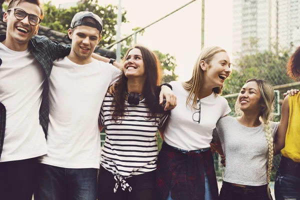 Sonriente Feliz Joven Adulto Amigos Brazos Alrededor Hombro Aire Libre — Foto de Stock