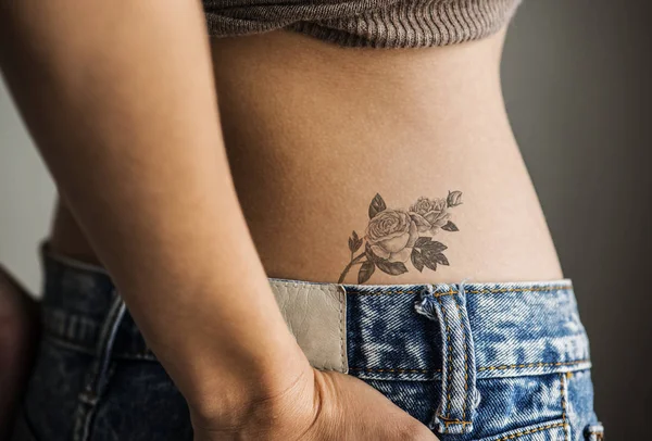 Κινηματογράφηση Πρώτο Πλάνο Κάτω Ισχίο Τατουάζ Μιας Γυναίκας — Φωτογραφία Αρχείου