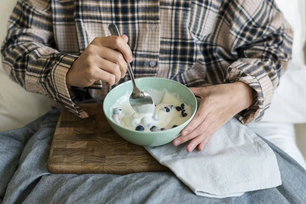 Menina Branca Comendo Iogurte Cama — Fotografia de Stock