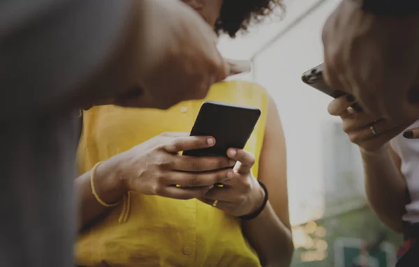 Mladí Dospělí Přátelé Používají Smartphony Venku — Stock fotografie