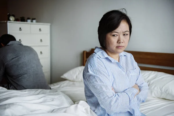 Een Boos Vrouw Een Kamer Met Bed — Stockfoto