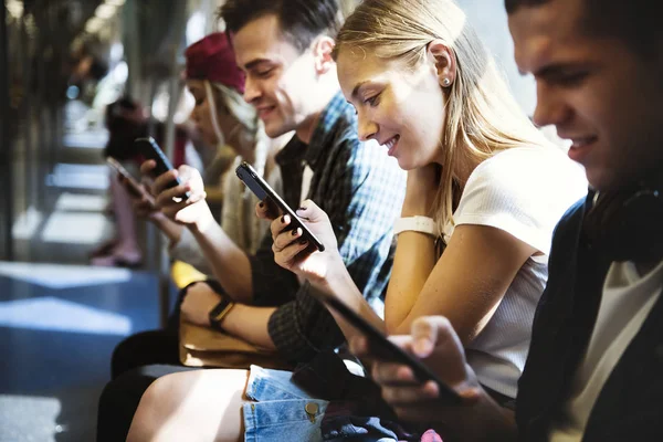 Groep Van Jonge Volwassen Vrienden Met Behulp Van Smartphones Metro — Stockfoto
