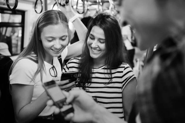 Groep Van Jonge Volwassen Vrienden Met Behulp Van Smartphones Metro — Stockfoto