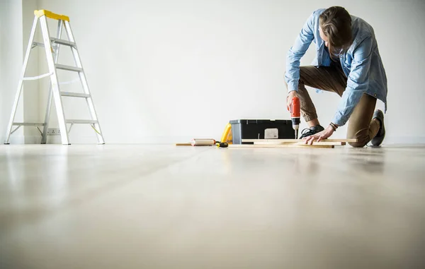 Hombre Renovando Casa Usando Taladro —  Fotos de Stock