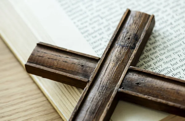 Primo Piano Della Croce Legno Sulla Religione Dei Libri Biblici — Foto Stock