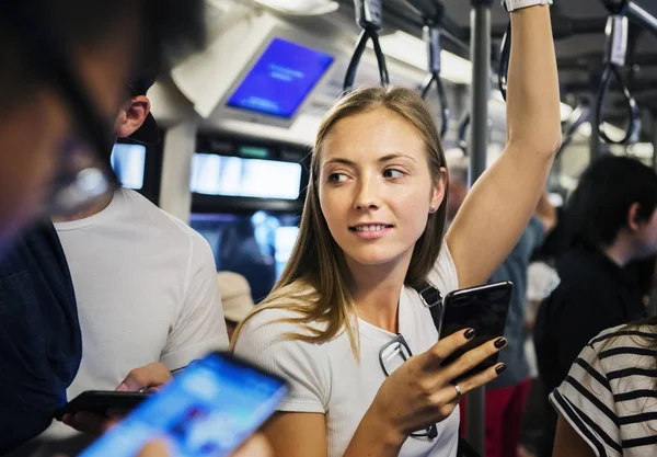 Metroda Bir Akıllı Telefon Kullanan Genç Kadın — Stok fotoğraf